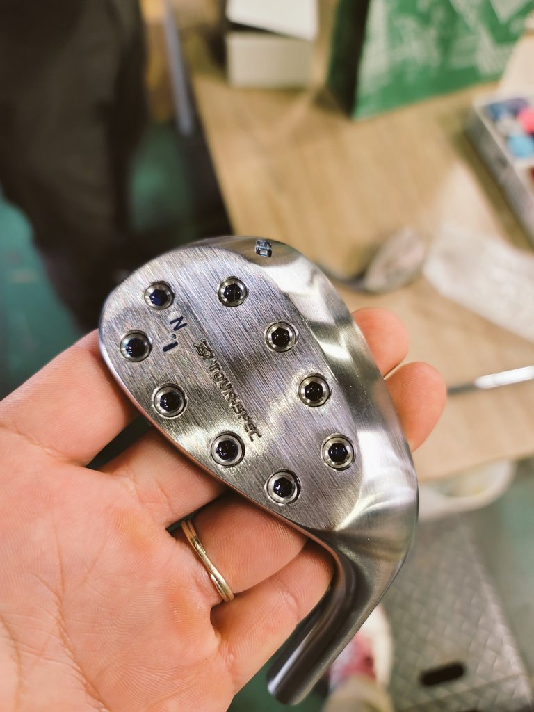 Nari82471748's tweet photo. できた。これでショートゲームより一層熱がはいります。
自分の好きな顔に削ってくれて、はじめてウェッジにこだわれた気がします。名前までいれてくれて。
がんばります。
#axisgolf
#60度
#ゴルフ
#ウェッジ
#フォローお願いします😭✨ https://t.co/nJ1i9OtHq4