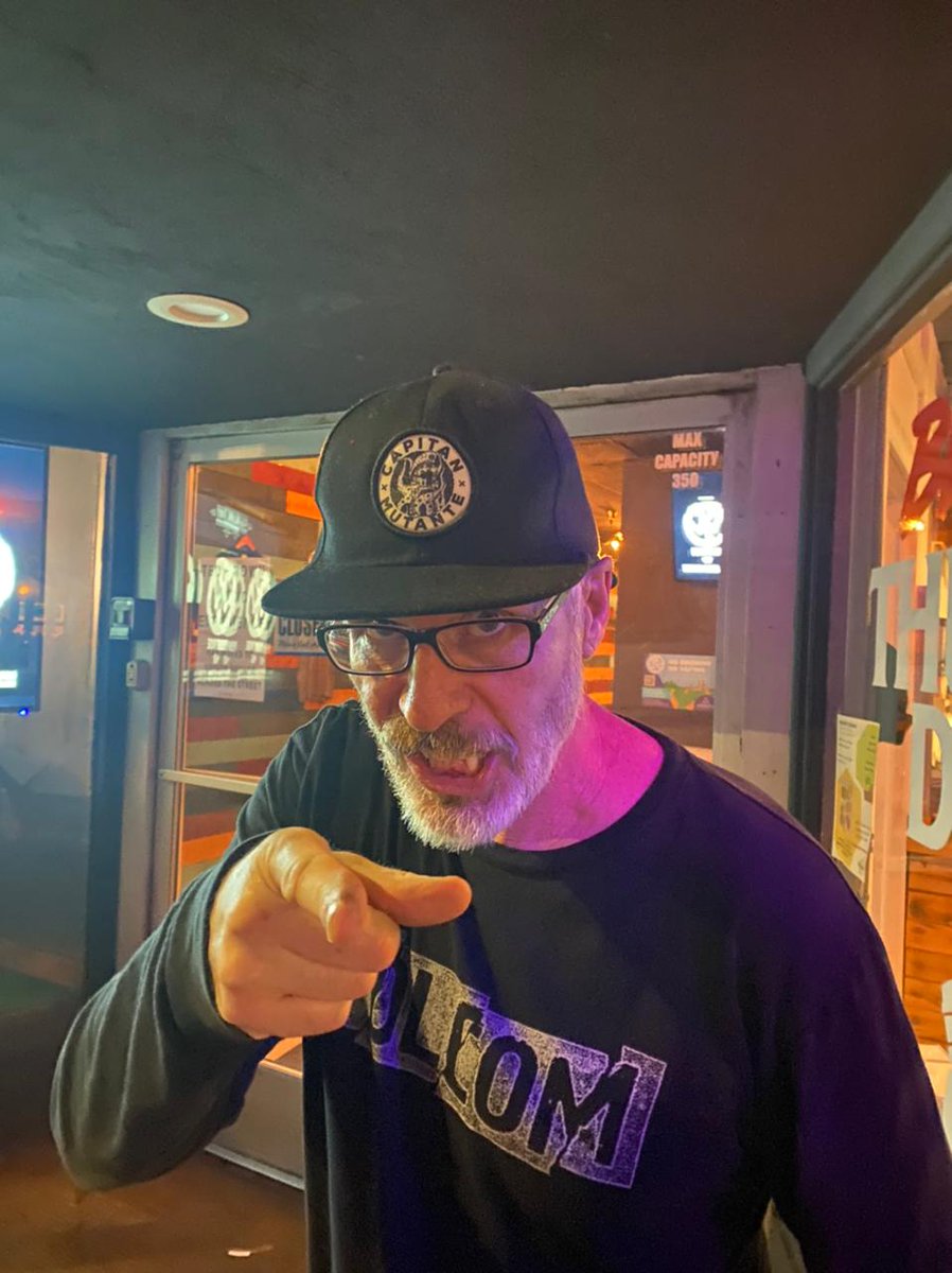 Cuando el bajista de pennywise trae la gorra bien puesta de <a href="/capitanmutante1/">Capitán Mutante</a>.
