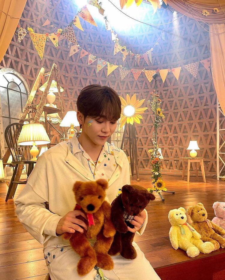 kwandump's tweet photo. kwannie with teddy bears 🧸 #승관 https://t.co/ihLEmVsdL8