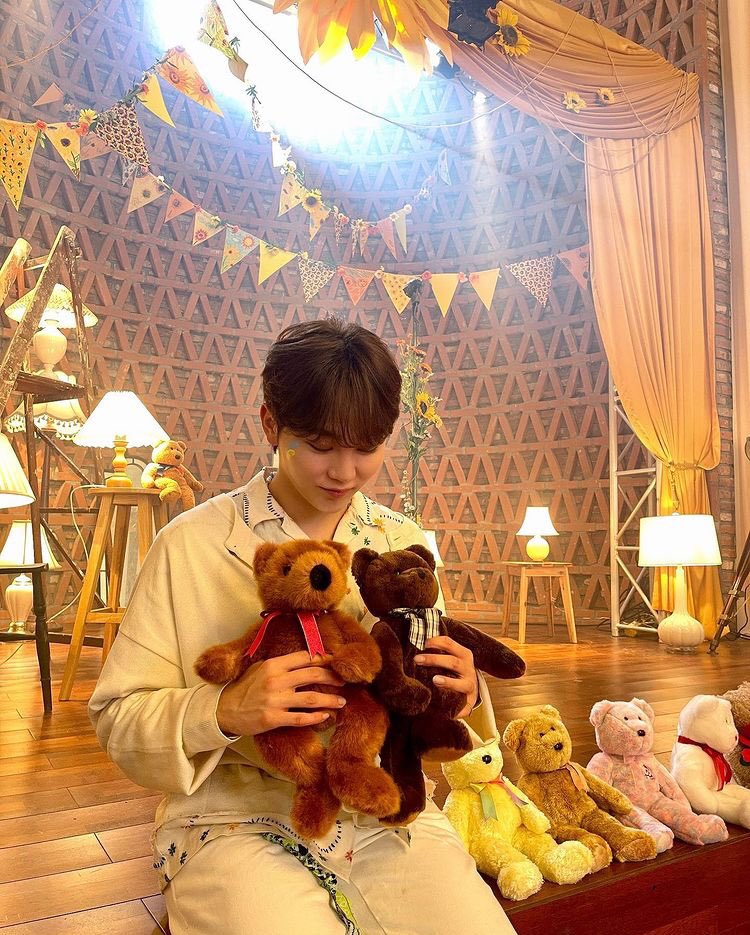 kwandump's tweet photo. kwannie with teddy bears 🧸 #승관 https://t.co/ihLEmVsdL8
