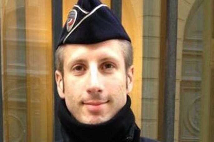 Nous n’oublions pas.
Il y a 5 ans Xavier Jugelé, #policier de 37 ans était assassiné à #Paris sur les Champs-Elysées. 
Nous pensons à lui et à toutes les victimes du #terrorisme. 
#XavierJugelé 
#FDO