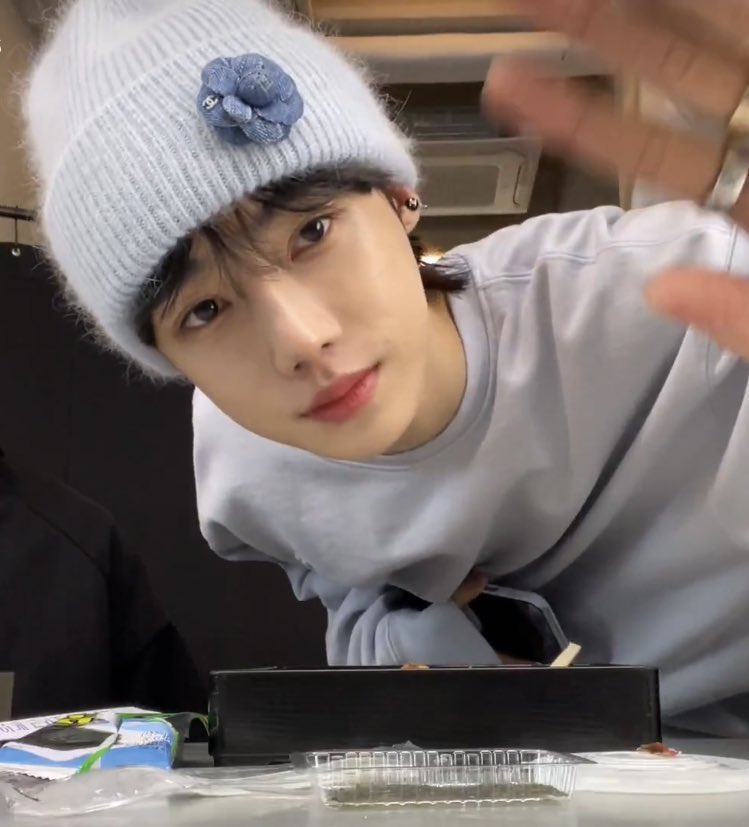 eu0426's tweet photo. 너무 닮았어🥺🥺 https://t.co/8MvQ1cPa3f