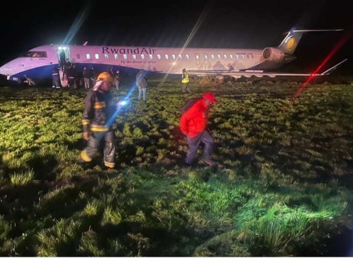 AdamsKwizera___'s tweet photo. JUST IN:
This wednesday morning Rwandair flight upon landing at entebbe international airport in uganda had a runway excursion as a result of bad weather.

All passengers and flight crew deplaned safely with no reported injuries.

#AdamsReports https://t.co/62pte6r2DI