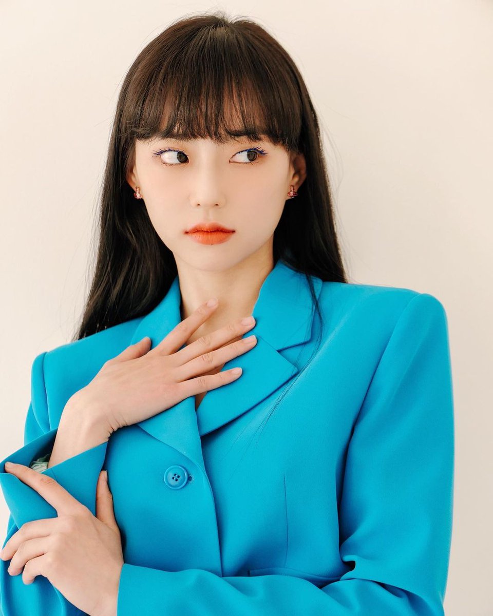 jyezone's tweet photo. i solved the mystery. yeeun is starting her own company, she’s the hot ceo now https://t.co/HqHVa2l97R