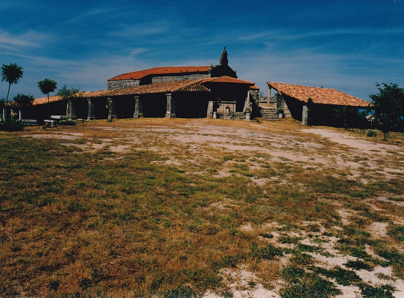 limiator's tweet photo. #Memoriarural Anos 90: O #sanBieito da Uceira a mediados-finais dos 90 (#Sandiás #ALimia #Ourense) #arquitecturatradicionalgalega #ermida @apatrigal @ALimiaNews https://t.co/SQUsSoyGSt