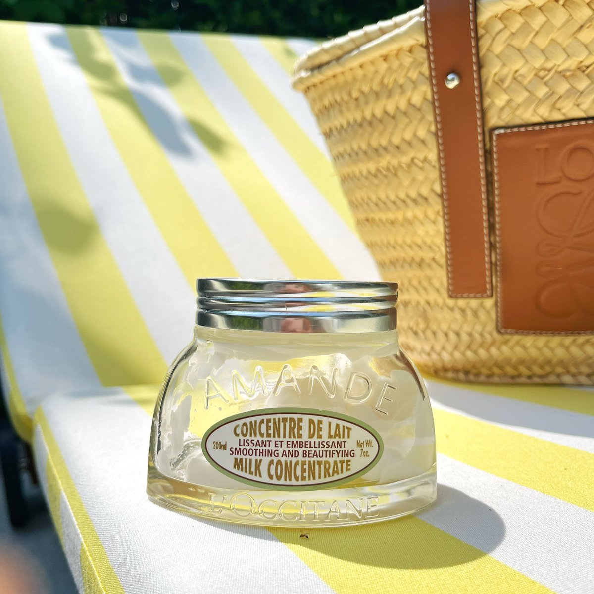JOMMJOM's tweet photo. ไอเท็มคู่ใจสาวผิวแห้ง จะใครก็แทนที่เค้าไม่ได้ L'Occitane เซ็ตอัลมอนด์ นี่ชอบทั้งออยล์อาบน้ำ และตัวโลชั่นของเค้า เพราะออยล์ใช้แล้วไม่เหนอะตัว ใช้คู่กับโลชั่นคือดี ทาแล้วซึมเข้าผิวเลยไม่หนัก แล้วกลิ่นหอมด้วย ใครที่ชอบอาบน้ำอุ่น แนะนำ ปล. โลชั่นนุจะหมดแน้ว https://t.co/tCOApKeOym https://t.co/gfkhTAciUB