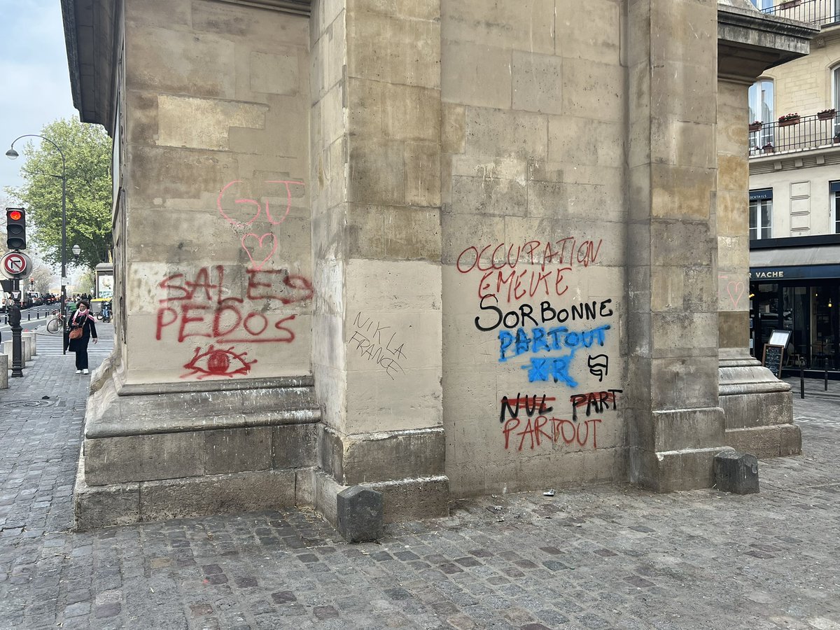 QsB75's tweet photo. Les équipes de propreté de la ville ont fait un énorme travail de nettoyage hier… malgré cela, tout semble encore souillé ce matin. C’est dire l’ampleur des dégradations.. 1/2 https://t.co/Hqeue5ZQ69