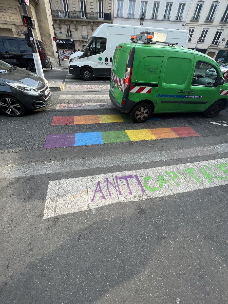 Les équipes de propreté de la ville ont fait un énorme travail de nettoyage hier… malgré cela, tout semble encore souillé ce matin. C’est dire l’ampleur des dégradations.. 1/2