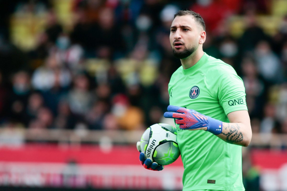ActuFoot_'s tweet photo. Rothen : « La gestion des gardiens a tué la saison au PSG. (…) Pochettino a choisi de mettre Donnarumma pour les grands matchs. Résultat, il y a eu une fracture dans le vestiaire. Son erreur face au Real a tellement créé de tensions dans le vestiaire qu'il a explosé. »

(RMC) https://t.co/wjuZfG5i4I