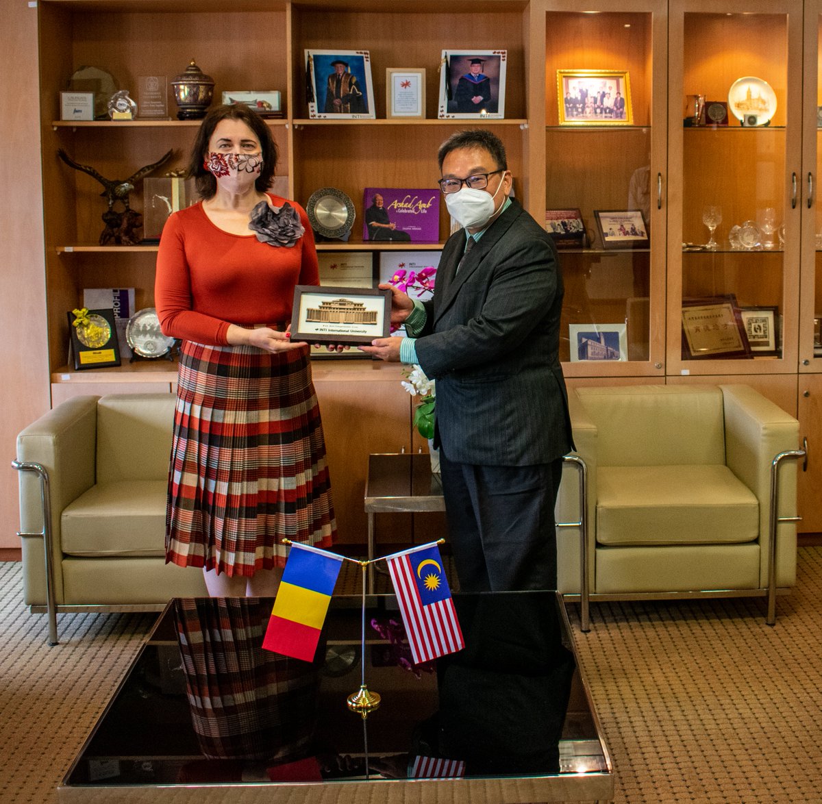 intiiu_my's tweet photo. The visit was also shared in the Embassy of Romania press communique: https://t.co/Sh6GXHoth1 and EN version https://t.co/yKBXsL8VSv , plus Twitter @ROinMalaysia and @NinetaBarbules1
 (4/4)

 #CIADinti #360Network #collaborations #visitingscholars #INTIfam https://t.co/FDmzh3YM6d