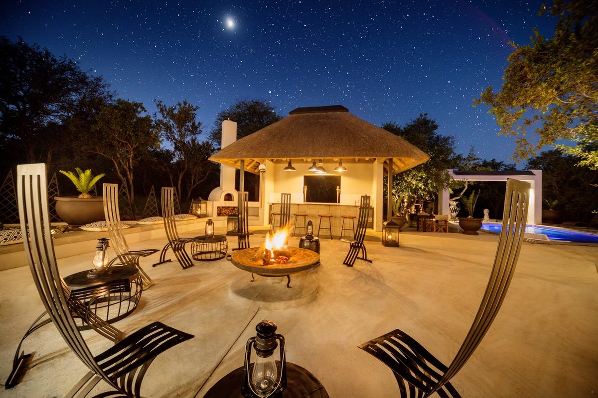 African Flair Boutique Safari Lodge is the ideal getaway in the #Limpopo-bushveld and boasts a beautiful suite for 2! Here you can relax on the Himba star bed for an unforgettable night under the African sky or relax in the room with luxurious finishes. ⁠bit.ly/AfricanFlair_S…