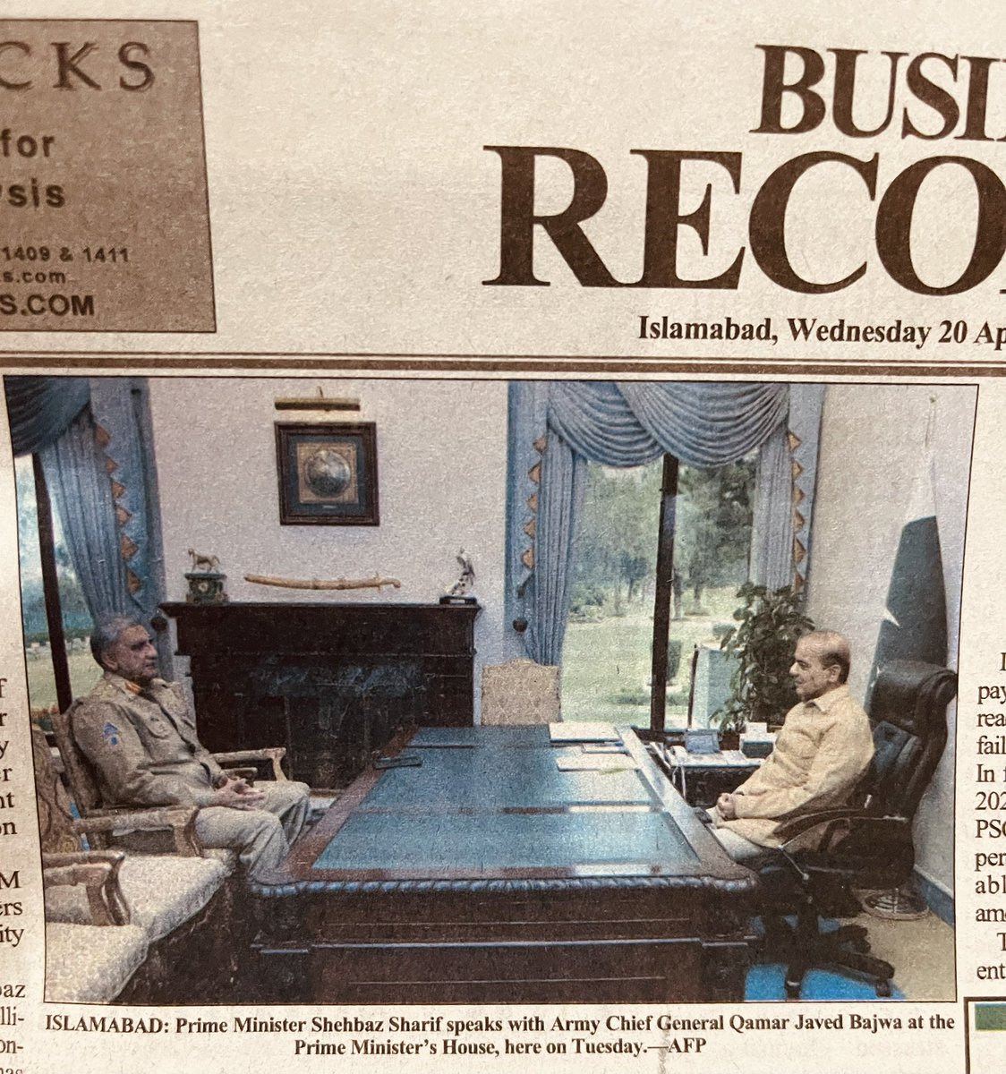arsched's tweet photo. تاریخی تصویر مورخہ ۲۰ اپریل ۲۰۲۲ متعدد پاکستانی اخبارات میں چھپی-
———
Picture of great historical resonance published in various Pakistani newspapers on 20 April, 2022. 
————
 #امپورٹڈ_حکومت_نامنظور https://t.co/wKcgG5blxx