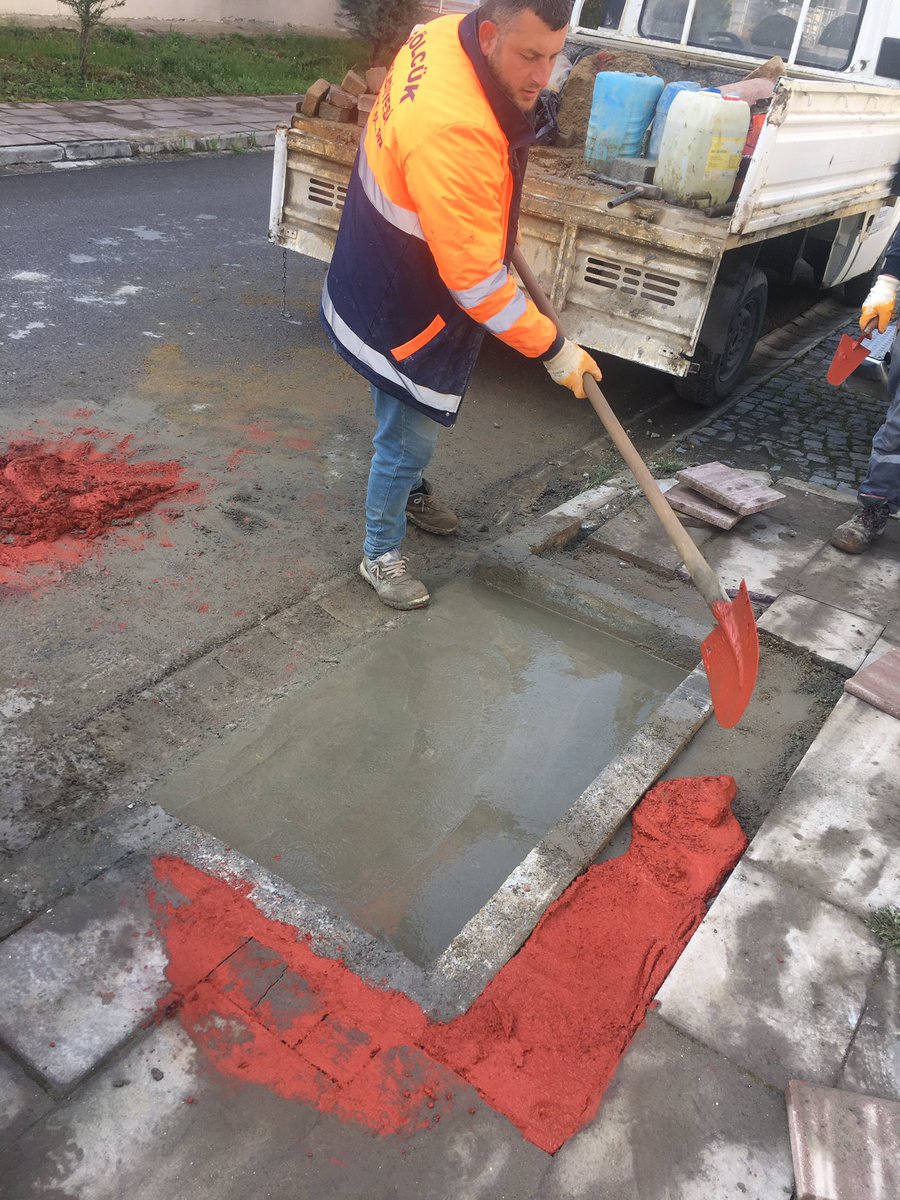 GolcukSivritepe's tweet photo. Site Genelinde  Çöp Konteynerleri için belirlediğimiz noktalara Cep bölümlerinin yapım işleri Gölcük Belediye Fen işleri tarafından devam ediliyor. https://t.co/klHtYxtYLE
