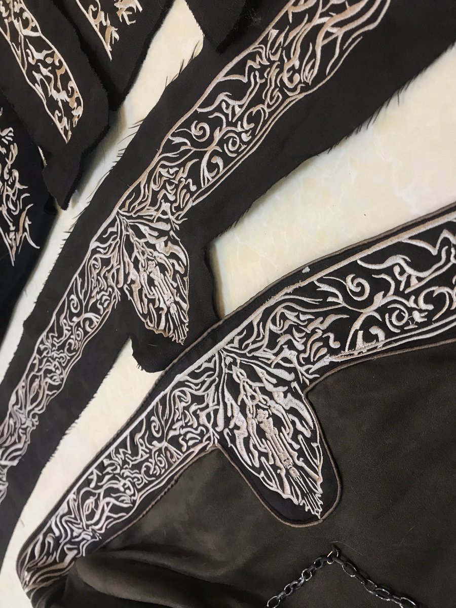 Some Parts of Tomb Prospector Attire and Knights Attire👌
The pattern is really complicated and hard to draw But the effect is flattering🤗🤗🤗💖💖💖

Anyway almost done👌
#Bloodborne #bloodbornecosplay