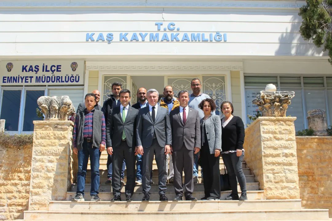 Kaş Kaymakamımız Sayın Şaban Arda YAZICI'yı Yönetim, Denetim, Kurulu Üyelerimiz ile birlikte ziyaret ederek, Esnaf ve Sanatkarlar sanatkarlarımız hakkında değerlendirmelerde bulunduk, İlgi ve misafirperverlikleri dolayısıyla kendilerine teşekkür ederiz.
<a href="/adlihandere/">Adlıhan DERE</a> <a href="/SAYazici_/">Şaban Arda Yazıcı</a>