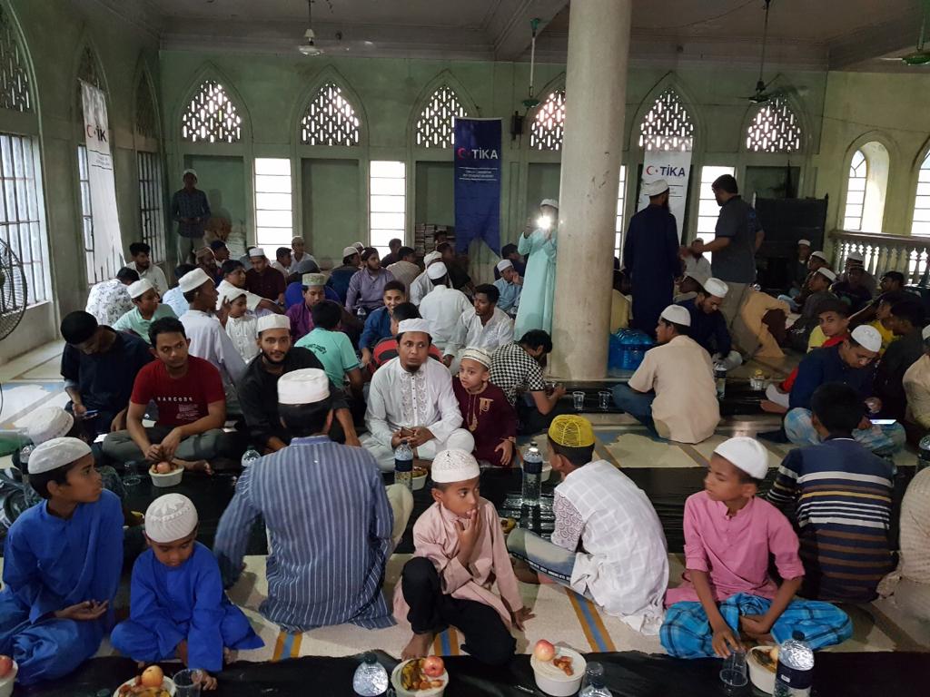 Tika_Bangladesh's tweet photo. On the occasion of the holy month of Ramadan, @Tika_Turkey organized an Iftar program among Ramu Madrasa's 1500 students and orphans in Cox's Bazar. 

#Allforsmiles
#Ramadan 2022
#happiness
#Iftar https://t.co/LbduPeyL0i