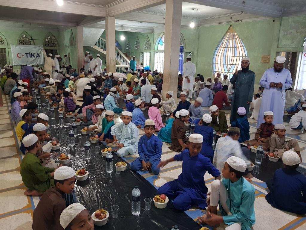 Tika_Bangladesh's tweet photo. On the occasion of the holy month of Ramadan, @Tika_Turkey organized an Iftar program among Ramu Madrasa's 1500 students and orphans in Cox's Bazar. 

#Allforsmiles
#Ramadan 2022
#happiness
#Iftar https://t.co/LbduPeyL0i