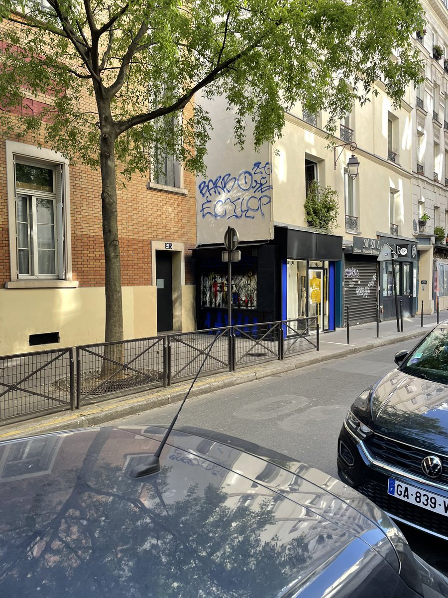 Signalé sur <a href="/audmr/">Association des usagers de DansMaRue</a> qui répond que c’est pas son problème car trop haut. <a href="/MParisCentre/">Mairie de Paris Centre</a> vous savez qu’avec cette politique de la « vitre brisée » vous encouragez encore et toujours les tagueurs. On traite ce problème un jour où on laisse complètement filer ? <a href="/ArielWeilT/">Ariel Weil</a>