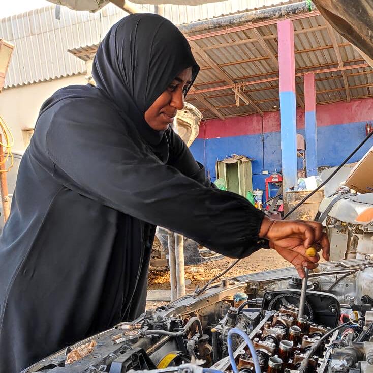 لم تكن زينب بنت علي اليعربية من ولاية مصيرة بمحافظة جنوب الشرقية ترغب بأن تكون لها حياة نمطية رتيبة فاختارت أن تشق طريقها الخاص، فتعاملت مع قطع الغيار وزيوت التشحيم وتغيير القطع التالفة إلى أن أصبحت ماهرة في إصلاح المركبات. *المصدر: وكالة الأنباء العمانية