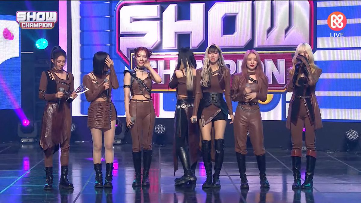 purplegahsing's tweet photo. Selamat untuk gadis2 ku dan somnia yang gak nyerah sampai dititik ini. You did well! 😭 ♥️
#DREAMCATCHER1STWIN #DREAMCATCHER #드림캐쳐 @hf_dreamcatcher https://t.co/WQaJ0qRI2E