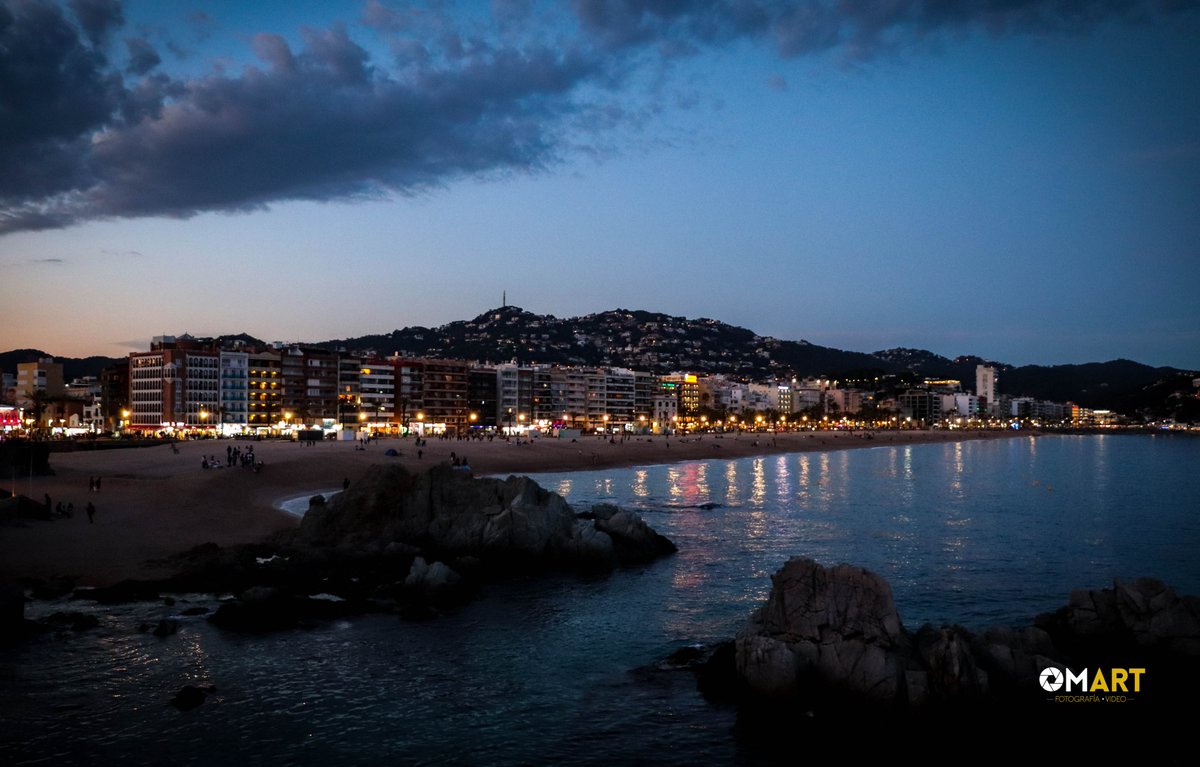 peluchojanis's tweet photo. 𝐿𝑙𝑜𝑟𝑒𝑡 𝑑𝑒 𝑀𝑎𝑟
#fotografía #photography #beachday #citybarcelona #barcelona #photostreet #lloretdemar #ilovebarcelona #cataluña #beach #barcelonacity #lovebcn #lovebarcelona❤️ #whithgram #streetphotographers #lloretdemar #instagram #walking  #photomoon #luna #moonlight https://t.co/FTNnVwNNP5