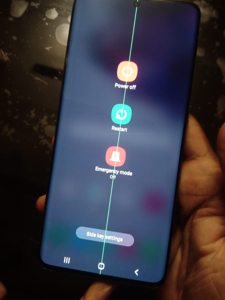mohdjism's tweet photo. @geekyranjit @SamsungMobile @SamsungIndia Please look into the Green line display issue Samsung Galaxy s20+ users in huge numbers are facing. https://t.co/oBSynivMp2