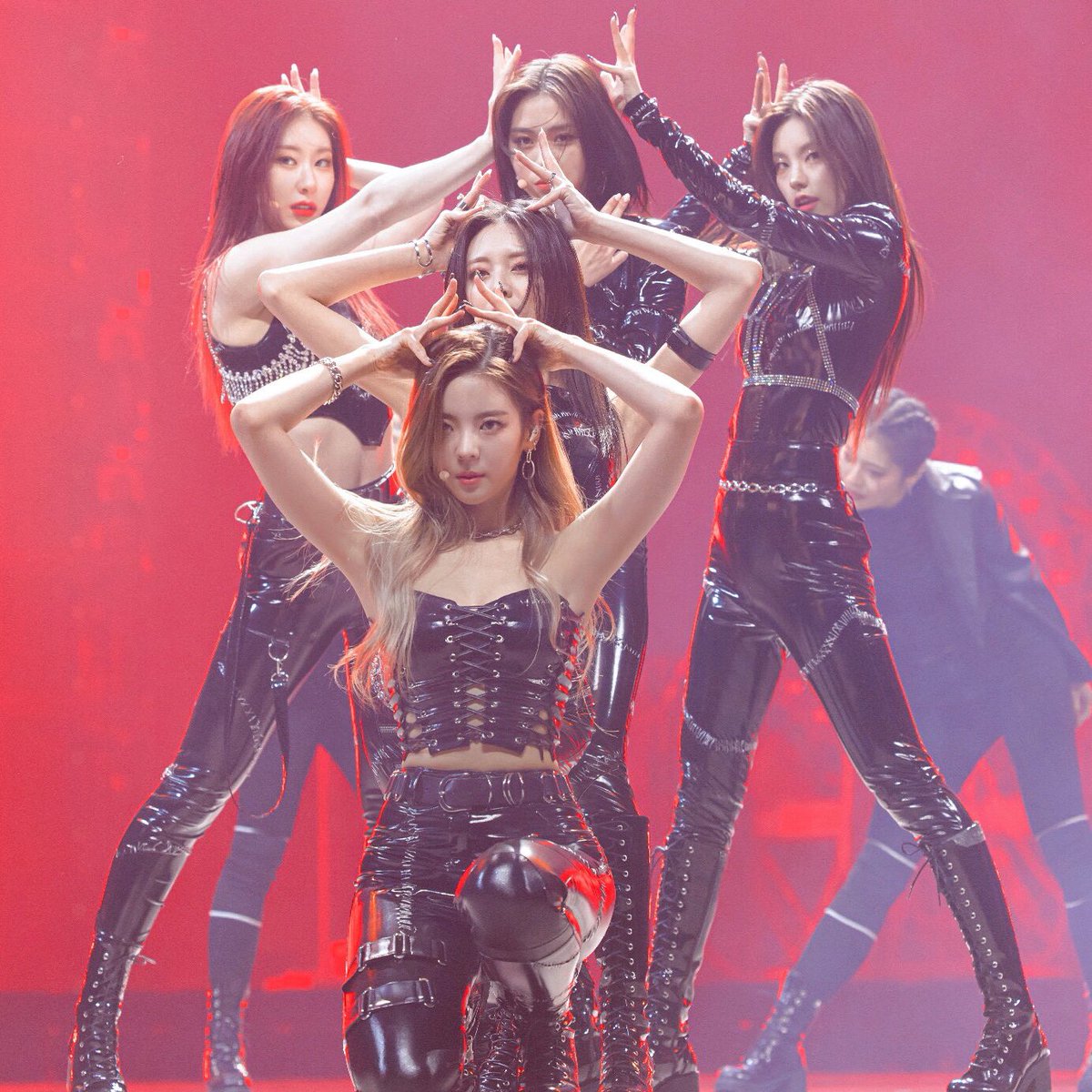 midzylifecrisis's tweet photo. ITZY is honestly one of the few groups who do not fake their duality. Like these girls are bunch of lioness when they perform, but come off as kittens off stage. https://t.co/1WMv8WTsem