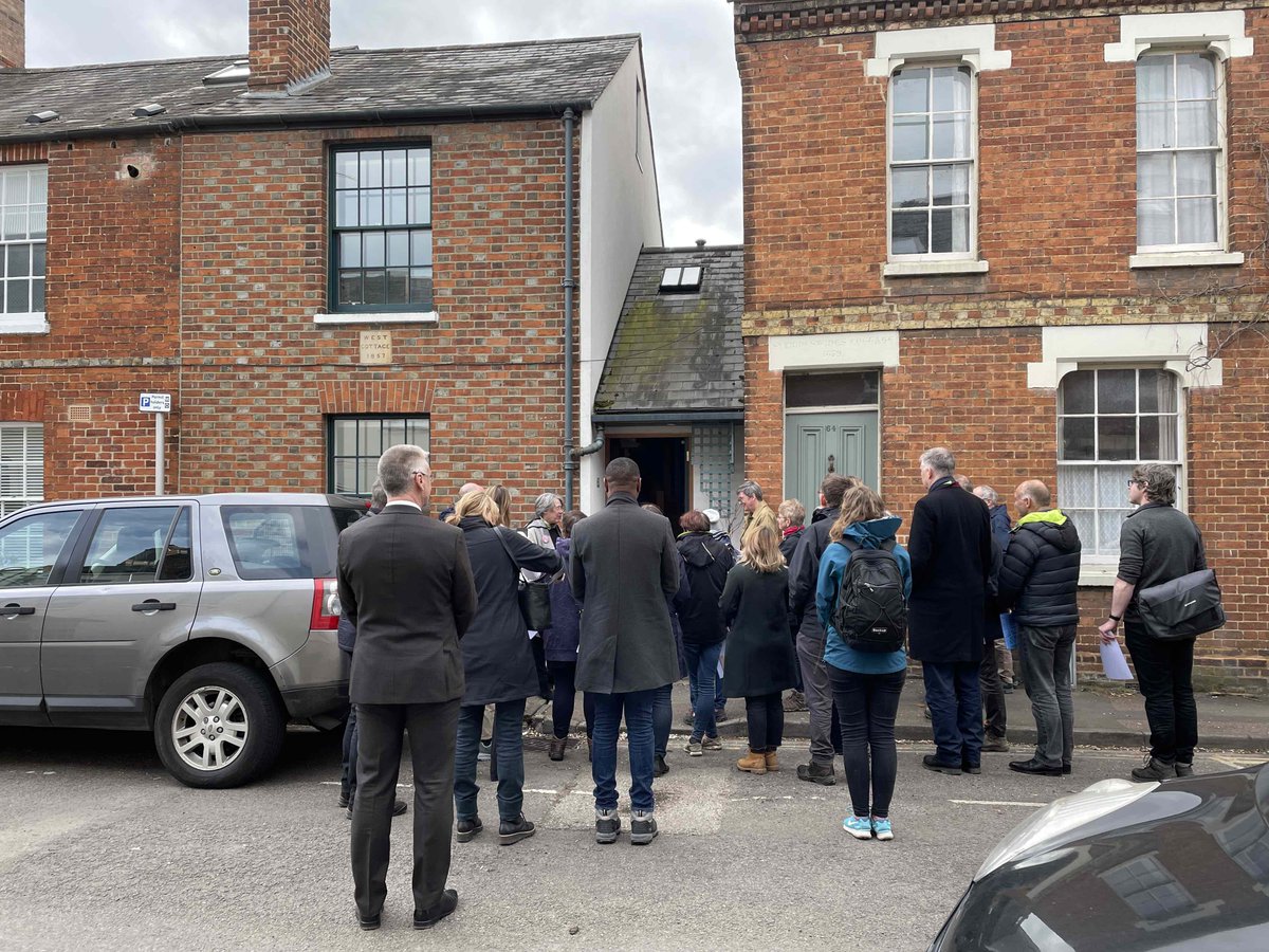 _Project_LEO's tweet image. It was great to recently welcome the #PFER Advisory Board out and about seeing what’s happening at the grid edge with a tour of Osney Island, one of our #SmartandFair Neighbourhood Trials. They stayed for a presentation update on our progress so far. ow.ly/yW1g50IMkEx