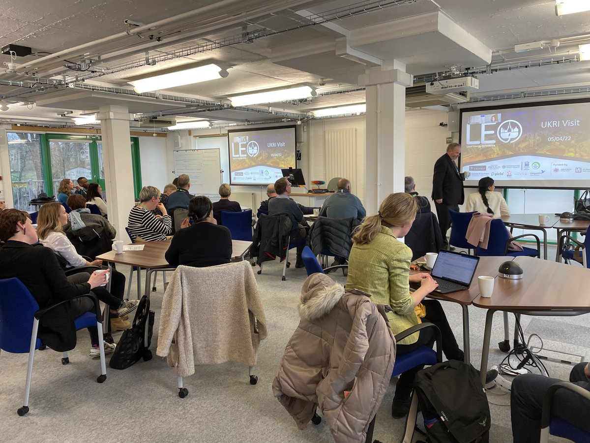 _Project_LEO's tweet image. It was great to recently welcome the #PFER Advisory Board out and about seeing what’s happening at the grid edge with a tour of Osney Island, one of our #SmartandFair Neighbourhood Trials. They stayed for a presentation update on our progress so far. ow.ly/yW1g50IMkEx