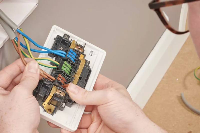 proelectrician's tweet image. It’s a Rapid Fix in six: Six steps on how to fit the Rapid Fix switchsocket 

Find out more here - professional-electrician.com/features/its-a…

@honeywell #switchsocket #rapidfix #stepbystep #installation