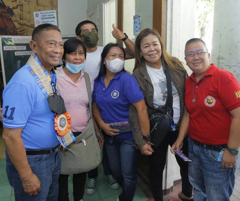JojoCBinay's tweet photo. Maraming salamat Atty. Leanie Jison at sa lahat ng kawani ng lokal na pamahalaan ng Silay City sa inyong mainit na pagsalubong!
#NegrosOccidental
#BinaySaNegrosOccidental
#BinayThereDoneThat 
#Binay11SaBalota 
#BinaySaSenado 
#OnlyBinay https://t.co/ZhaEwqqBVO
