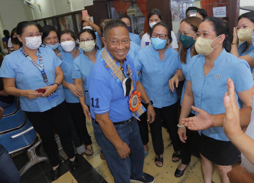 JojoCBinay's tweet photo. Maraming salamat Atty. Leanie Jison at sa lahat ng kawani ng lokal na pamahalaan ng Silay City sa inyong mainit na pagsalubong!
#NegrosOccidental
#BinaySaNegrosOccidental
#BinayThereDoneThat 
#Binay11SaBalota 
#BinaySaSenado 
#OnlyBinay https://t.co/ZhaEwqqBVO