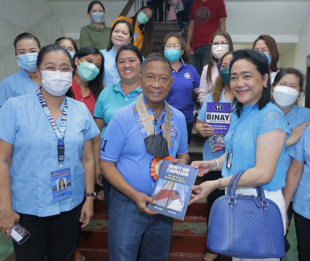 JojoCBinay's tweet photo. Maraming salamat Atty. Leanie Jison at sa lahat ng kawani ng lokal na pamahalaan ng Silay City sa inyong mainit na pagsalubong!
#NegrosOccidental
#BinaySaNegrosOccidental
#BinayThereDoneThat 
#Binay11SaBalota 
#BinaySaSenado 
#OnlyBinay https://t.co/ZhaEwqqBVO