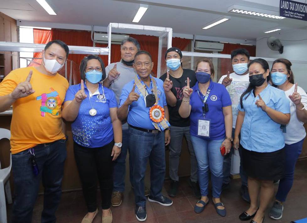 Maraming salamat Atty. Leanie Jison at sa lahat ng kawani ng lokal na pamahalaan ng Silay City sa inyong mainit na pagsalubong!
#NegrosOccidental
#BinaySaNegrosOccidental
#BinayThereDoneThat 
#Binay11SaBalota 
#BinaySaSenado 
#OnlyBinay