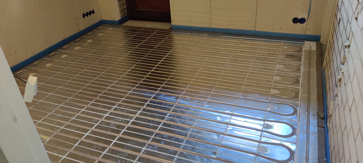 heatnet's tweet photo. Vloerverwarming voor uw jaren 30 woning? 
Doe het zelf en bespaar dubbel: op de installatie en het #energieverbruik.

De Heatnet droogbouw vloerverwarmingssystemen zijn heel goed zelf te monteren.

Zie voor ndere informatie:
https://t.co/1FX6UI7Ddw https://t.co/vogBe32IZe