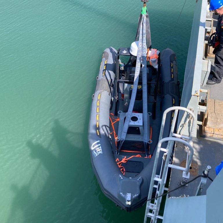 Armada_esp's tweet photo. El #P45Audaz embarca por primera vez el "Kaluga" de @UTEKUSV, un vehículo marítimo no tripulado 🇪🇸, como parte de la preparación para los ejercicios #DYMS22 de @NATO_MARCOM. Muestra del compromiso con la industria de Defensa🇪🇸 y el I+D.
#SomosLaArmada🇪🇸⚓️ https://t.co/kU3D7wpP6E