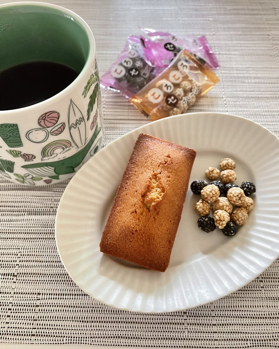 ころころセサミンが美味しすぎる〜！
大豆にゴマがたっぷりと付いた
身体に優しいお菓子✨
美味しくて止まりません🥰💗
小袋でヘルシーなのも嬉しい〜！
おつまみにも🙆🏻‍♀️🍻✨

PR
#ころころセサミン試食会