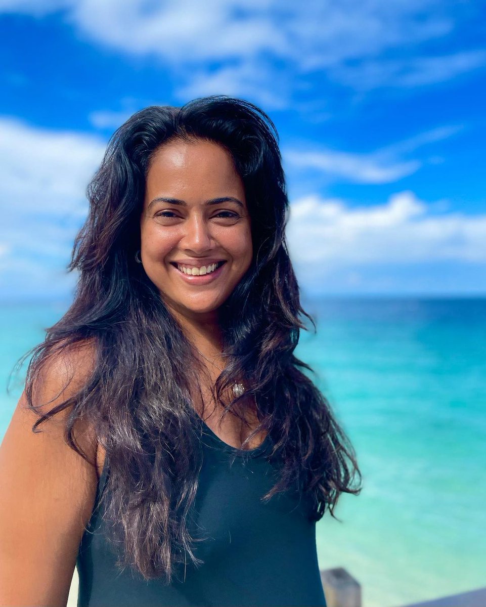 FilmyFocus's tweet photo. Happiness is a day by the beach! 🏖️
@reddysameera #SameeraReddy #ActressSameeraReddy #Tollywood #FilmyFocus https://t.co/5ld81eAjpK
