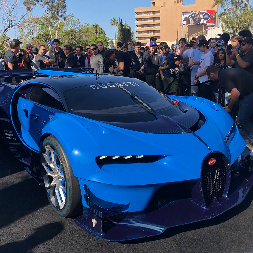 KOlpeea's tweet photo. It's so cool to see this Bugatti https://t.co/u4Txactaw8