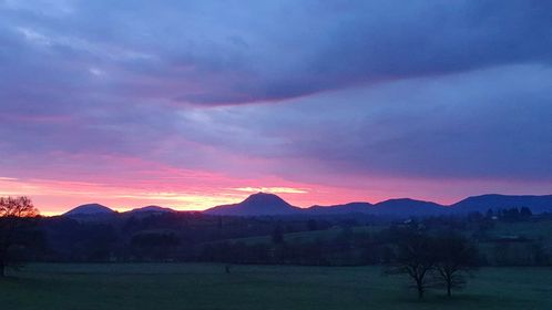 chainedespuys's tweet image. #InstantPhotos 📍 Le ciel au-dessus de nos volcans ne cessera jamais de nous étonner 😮 comme nous le prouvent ces photos envoyées par Amélie, Angèle et Monique ! 😍
#puydedome #chainedespuys #photo