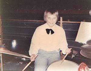 🥳 Seeing as it’s my birthday, I’ll treat you to an amusing #childhoodphoto of a certain young #drummer with big dreams. We’ll call it the “pudding bowl era.” 🤭 It was taken just before my modelling contract with “Bow Ties &amp; Bongos” magazine.🤵‍♂️🥁
#HappyBirthdayToMe #youngdrummer