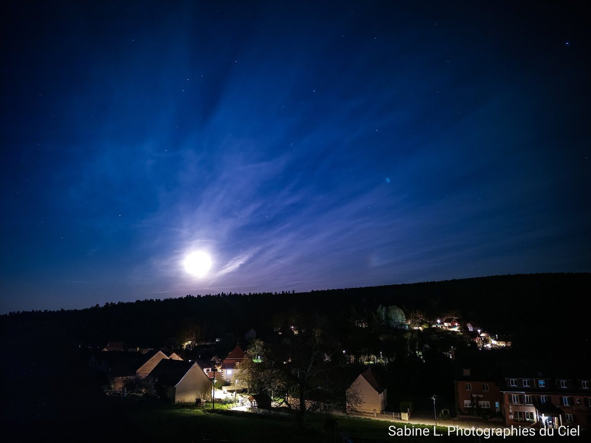 SabineL67's tweet photo. Le ciel était voilé cette nuit !!
🌡️6,2°C
Un parhélie lunaire s'était dessiné dans les nuages d'altitude au lever de la Lune !! 🌖

#Alsace #BasRhin #météo #météo67 #leverdelune #lune #parhélie #parhélielunaire https://t.co/PFqWt3N91i