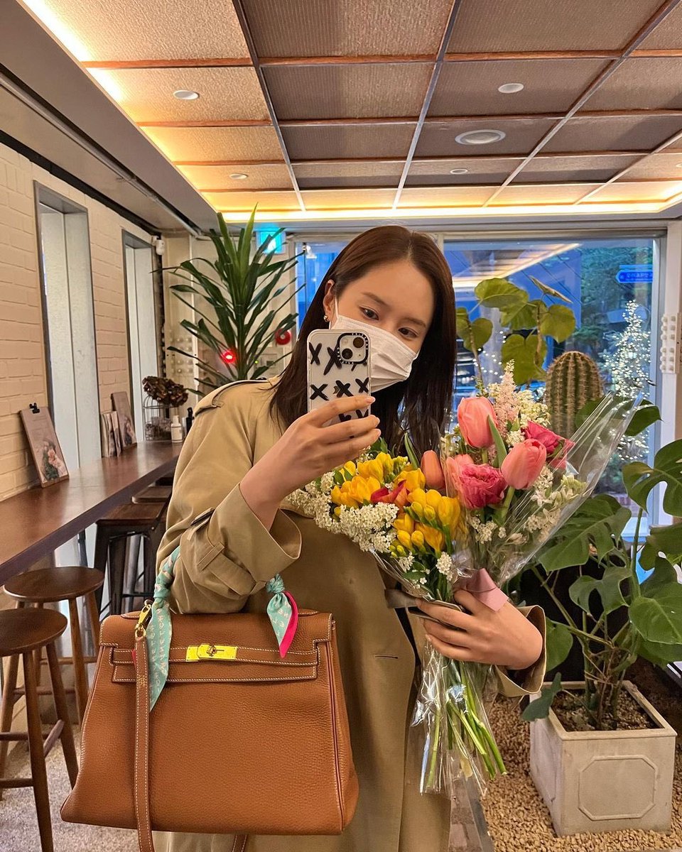 SNSD_0805's tweet photo. [INSTAGRAM] yulyulk:

커피를 마시러 갔는데 꽃을 선물받은 봄 날 밤 💐 

#고호의별이빛나는밤에 
#래연언니#신유담작가님
#봄을닮은어른들🫶🏻

https://t.co/xbK0pg8tet https://t.co/6L4jhIn8Fs