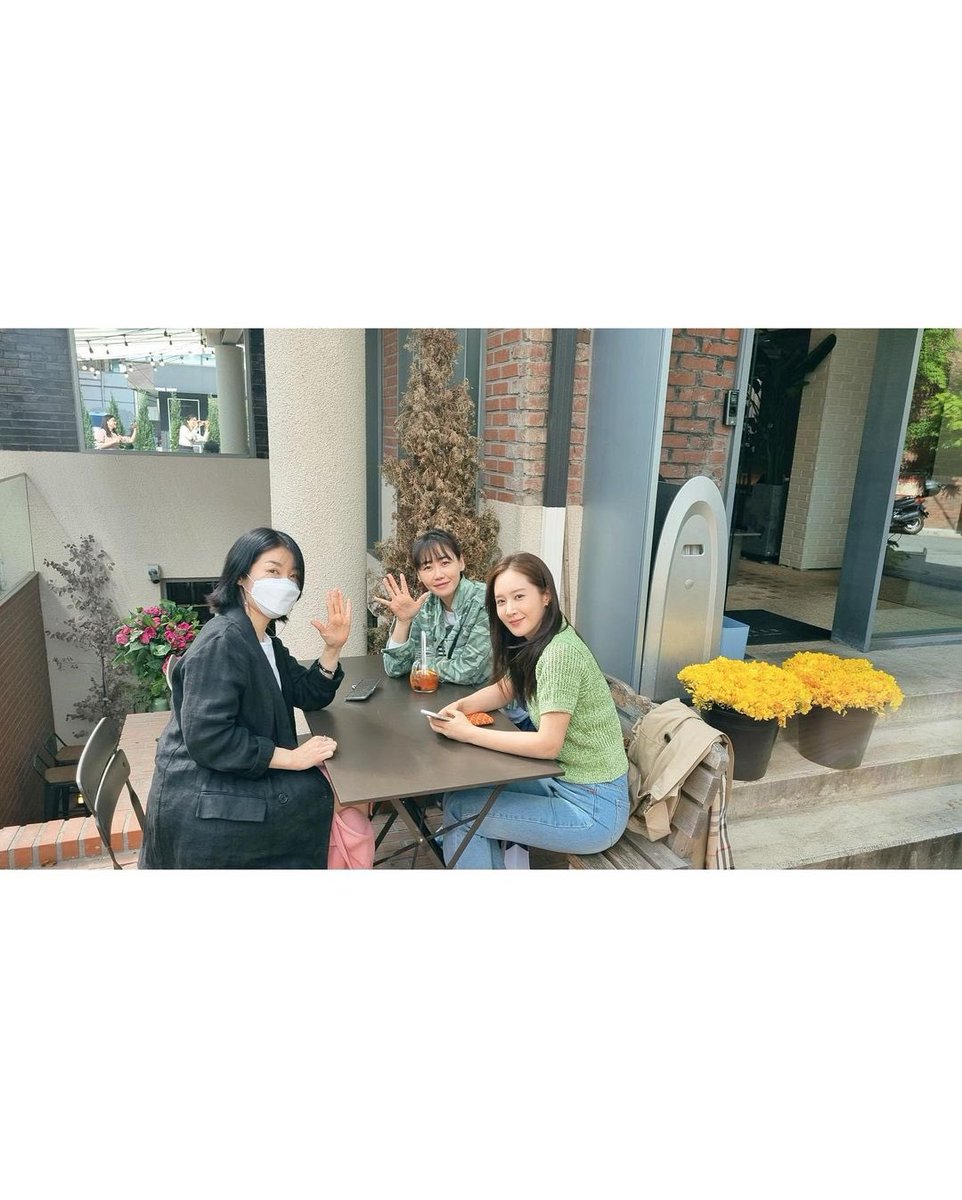 SNSD_0805's tweet photo. [INSTAGRAM] yulyulk:

커피를 마시러 갔는데 꽃을 선물받은 봄 날 밤 💐 

#고호의별이빛나는밤에 
#래연언니#신유담작가님
#봄을닮은어른들🫶🏻

https://t.co/xbK0pg8tet https://t.co/6L4jhIn8Fs