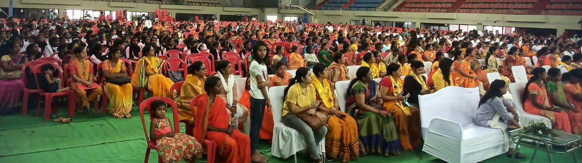 पतंजलि योगपीठ द्वारा खेलगांव में आयोजित योग शिविर एवं महिला महासम्मेलन में भाग लिया। इस अवसर पर योग के महत्व और प्रसार में महिलाओं की भूमिका पर चर्चा हुई। पतंजलि योगपीठ के साथ जुड़कर मातृशक्ति ने देश के घर-घर में योग को जो प्रसार दिया, उसके लिए समस्त मातृशक्ति को मेरा नमन।