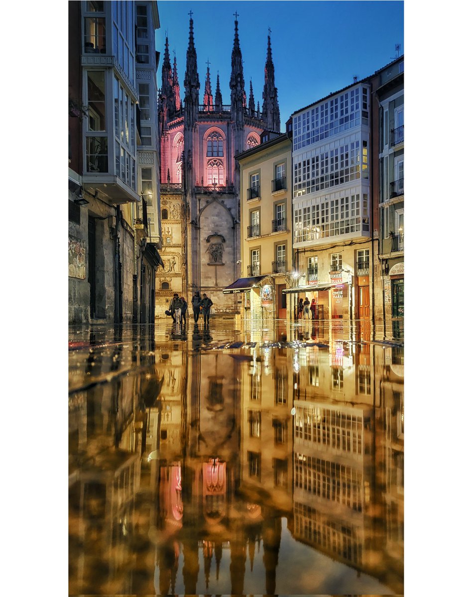 asensio_juanjo's tweet photo. La lluvia es una excusa perfecta para seguir disfrutando de la ciudad espejo. https://t.co/QD4DcpRm3h
