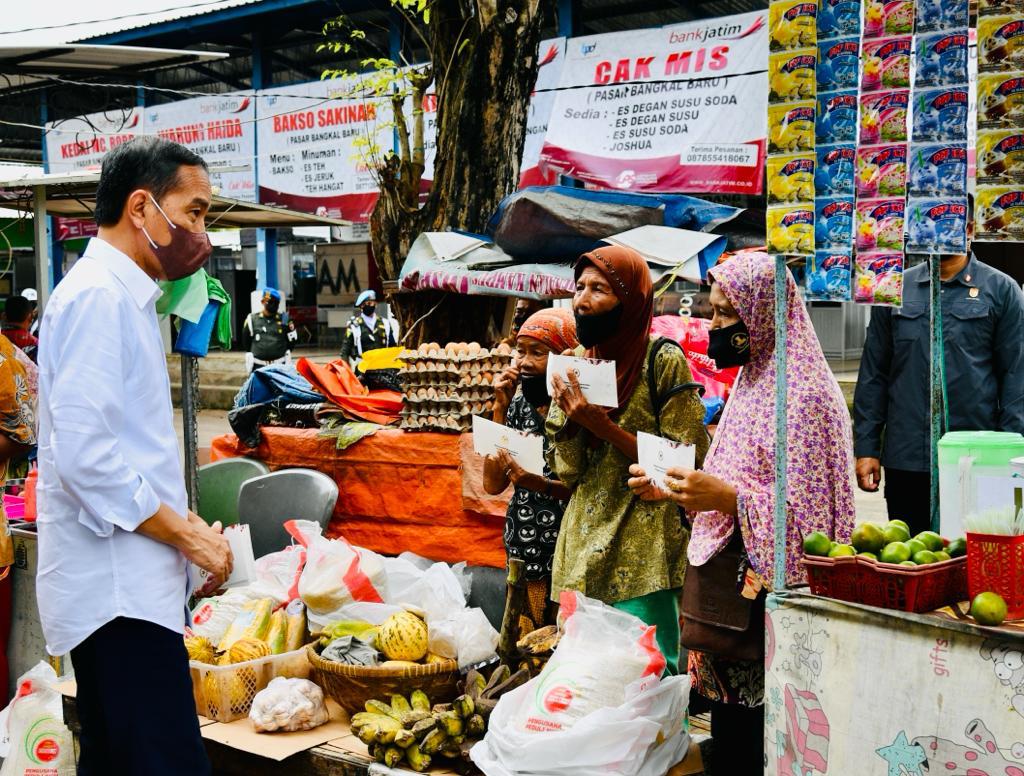 jokowi's tweet photo. Bantuan sosial berupa Bantuan Langsung Tunai Minyak Goreng  dan Bantuan Modal Kerja bagi penerima manfaat dan para pedagang saya serahkan hari ini di Pasar Anom dan Pasar Bangkal Baru, Sumenep, Jawa Timur. 

Semoga bisa meringankan beban masyarakat dan memperkuat daya belinya. https://t.co/d2oXmHzEw4