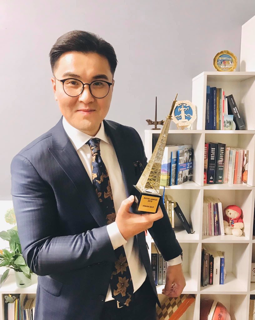 Яг нэг час хийсэн мэдлэгтэй, мэргэжилдээ үнэнч, шударга сэтгүүлч гээд итгэх үед л эргэчих юм. Ард түмний итгэлийг зарж мөнгө олдог салбар юм уу?