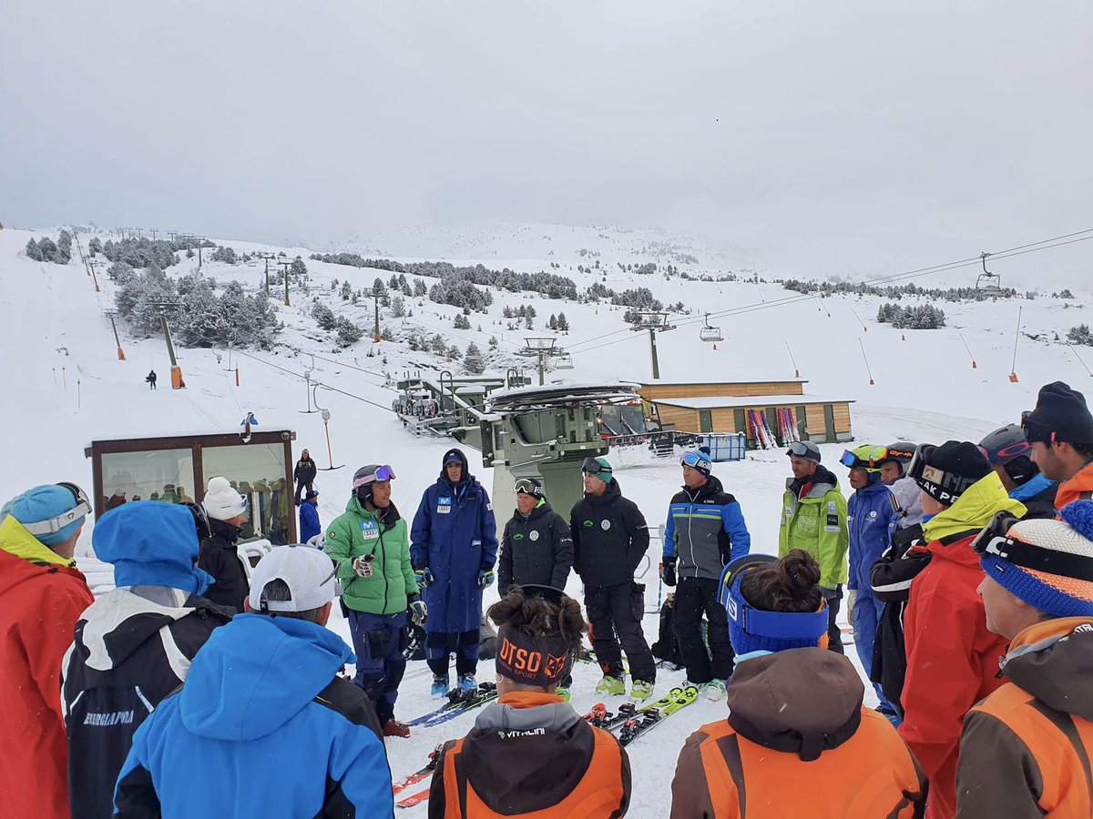 EEEsquí tweet media