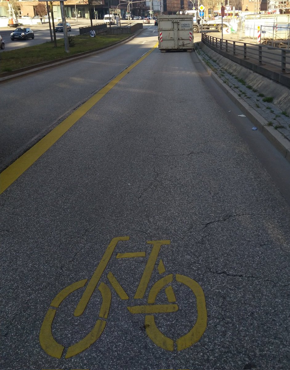Endlich sind die Fahrradwege breit genug, man wusste ja früher gar nicht wohin mit diesen großen Containern.

#fahrradstadt